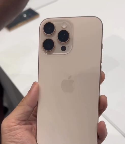 Joeman衝蘋果發表開箱iPhone 16超美「沙漠鈦金」!還有+1超實用按鍵