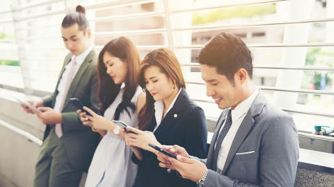 「低頭族」舒緩3妙招 痠痛、僵硬「伸張」有道! 低頭滑手機留意頸部症候群找上門!