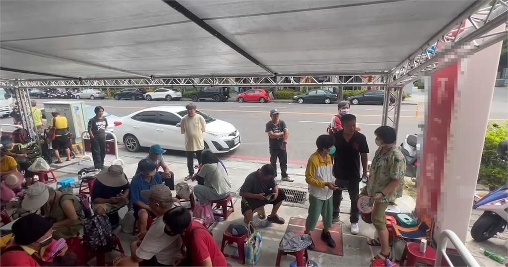 台中名店蛋黃酥疑吃到小強? 內餡夾半截蟑螂? 引發熱議