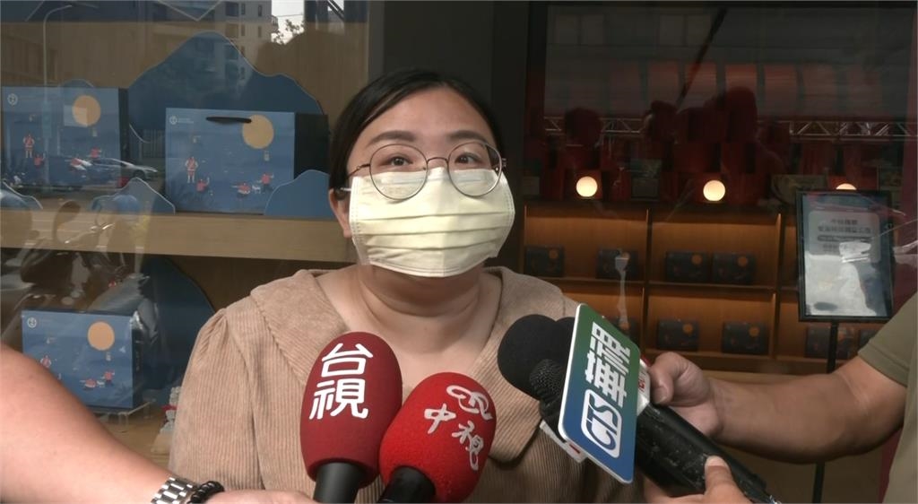 台中名店蛋黃酥疑吃到小強? 內餡夾半截蟑螂? 引發熱議