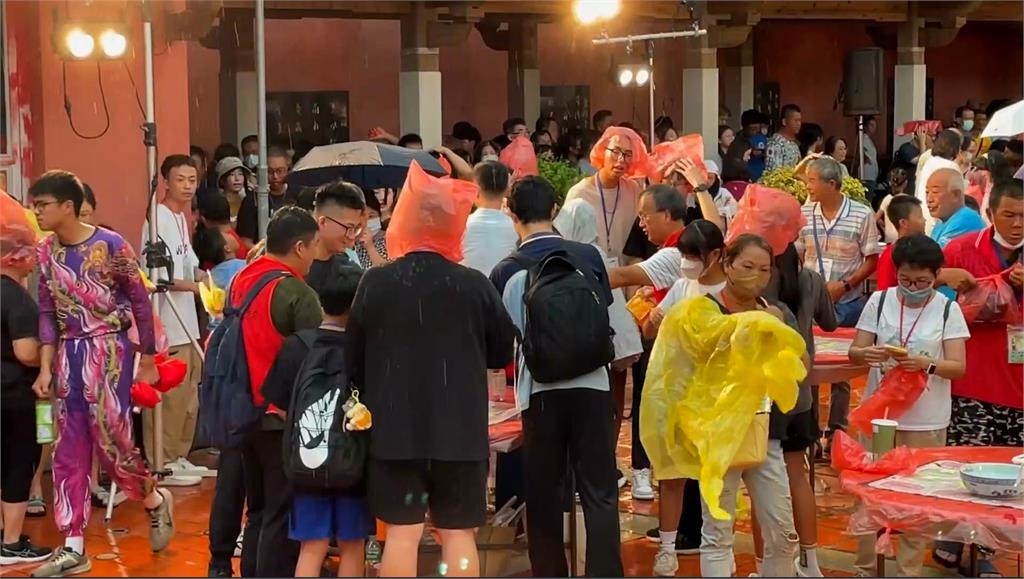 金門中秋「博狀元餅」雨中開博　狀元抱回大獎20公升罈裝酒