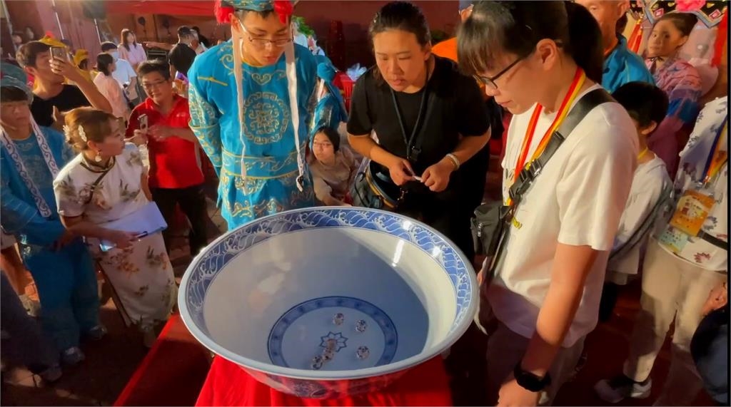 金門中秋「博狀元餅」雨中開博　狀元抱回大獎20公升罈裝酒