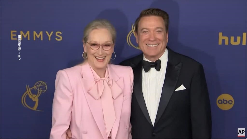 妮妃雅「人體香蕉」出席艾美獎　ＢＢＣ：全場「蕉」點