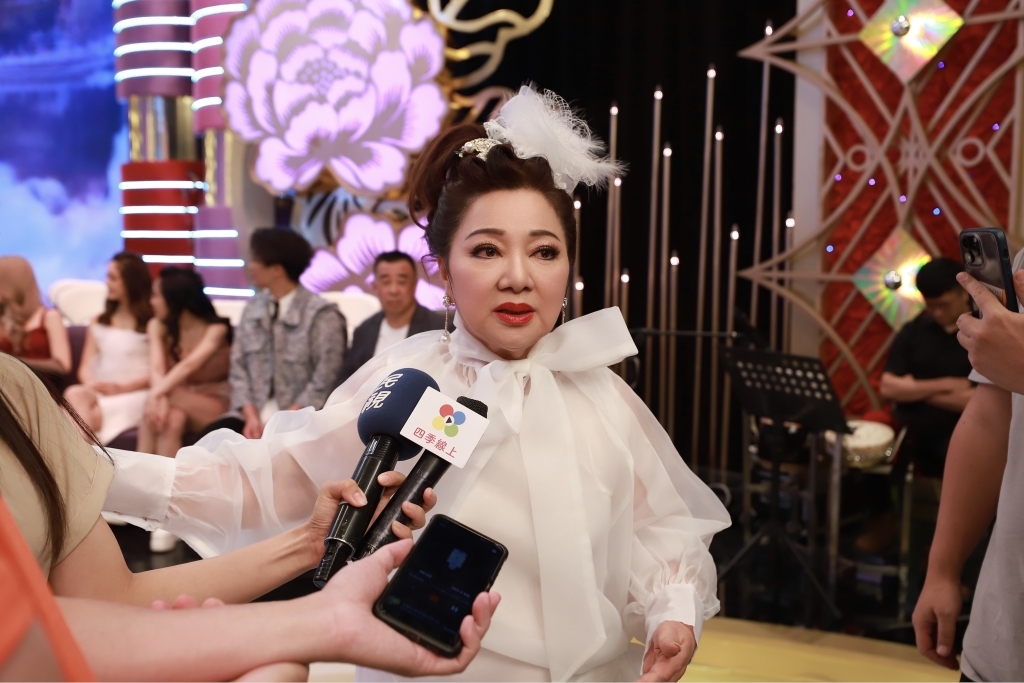 白冰冰合體翁立友直播沒開濾鏡!濃妝全卸「素顏真面目」驚呆網:確定嗎