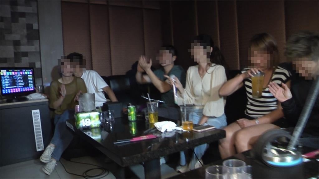 KTV「只吃東西不點歌」很討厭?一票人搖頭揭「2大NG行為」:不想再約了