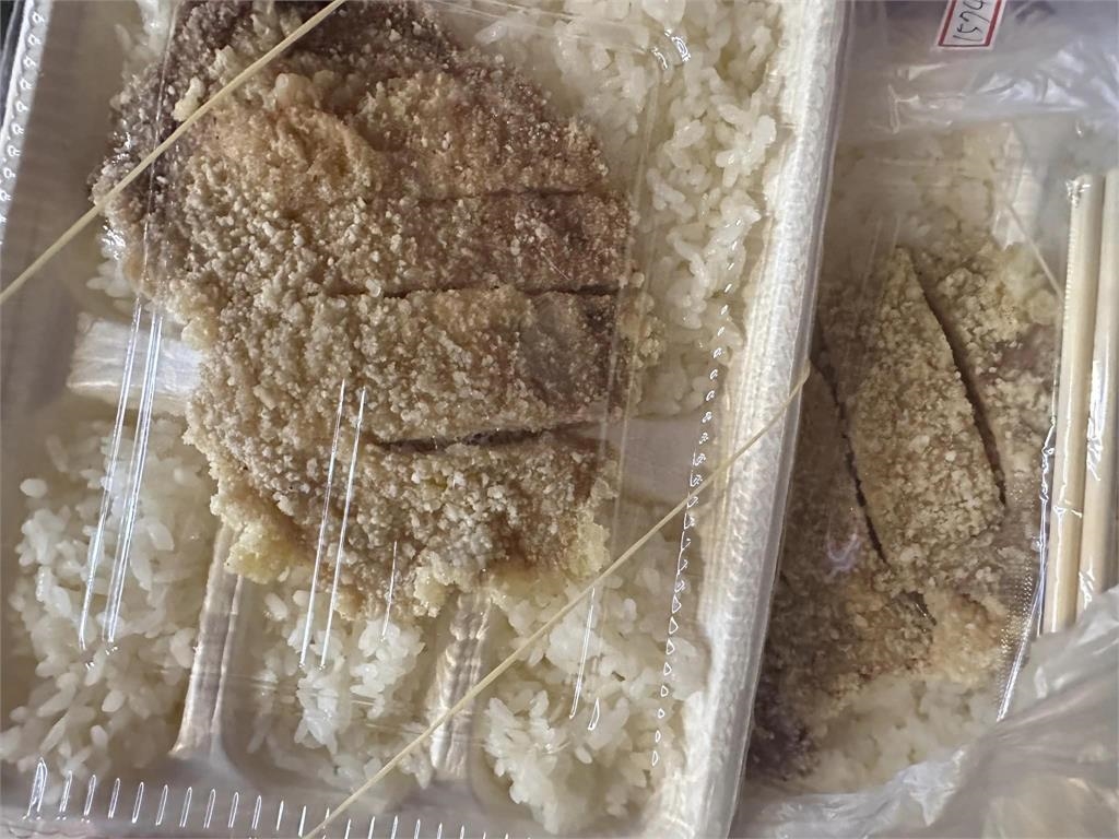 不想吃菜脯…他點排骨飯「備註多寫4字」竟收一大盒白飯!網笑:店員沒做錯