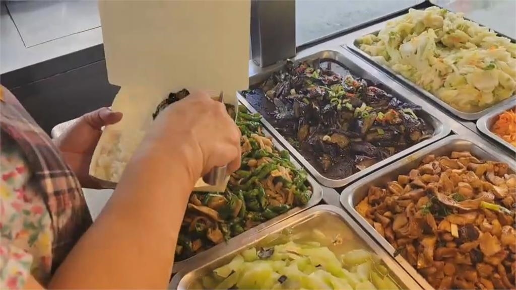 不想吃菜脯…他點排骨飯「備註多寫4字」竟收一大盒白飯!網笑:店員沒做錯