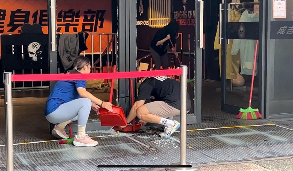 快訊／館長健身房又出事！林口店大門「玻璃遭砸」現場畫面曝光