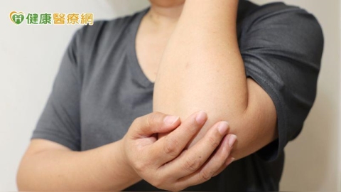 上班族常搬文件竟造成「爪狀手」　醫揭「治療方式」防神經受損