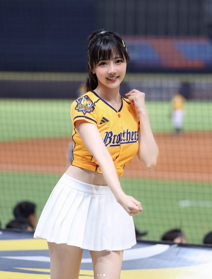 前慕獅女孩衣宸迎兄弟啦啦隊「處女秀」 甜美長相配「雪白燈泡肌」引網暴動