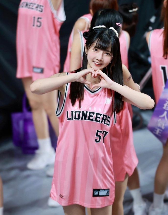 前慕獅女孩衣宸迎兄弟啦啦隊「處女秀」 甜美長相配「雪白燈泡肌」引網暴動