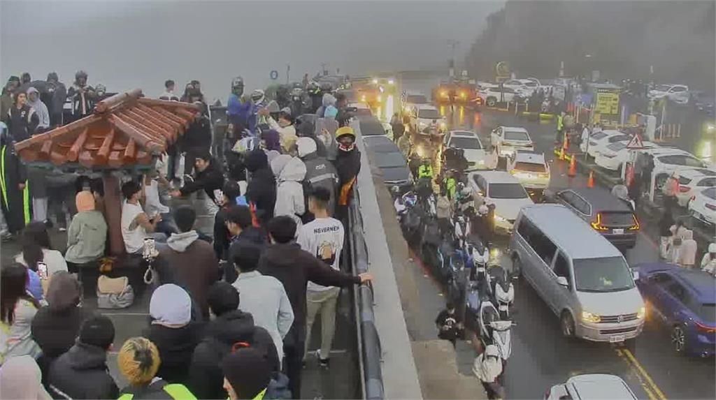 武嶺秒變菜市場湧垮年般人潮!追「最亮彗星」 網嘆:交通亂象