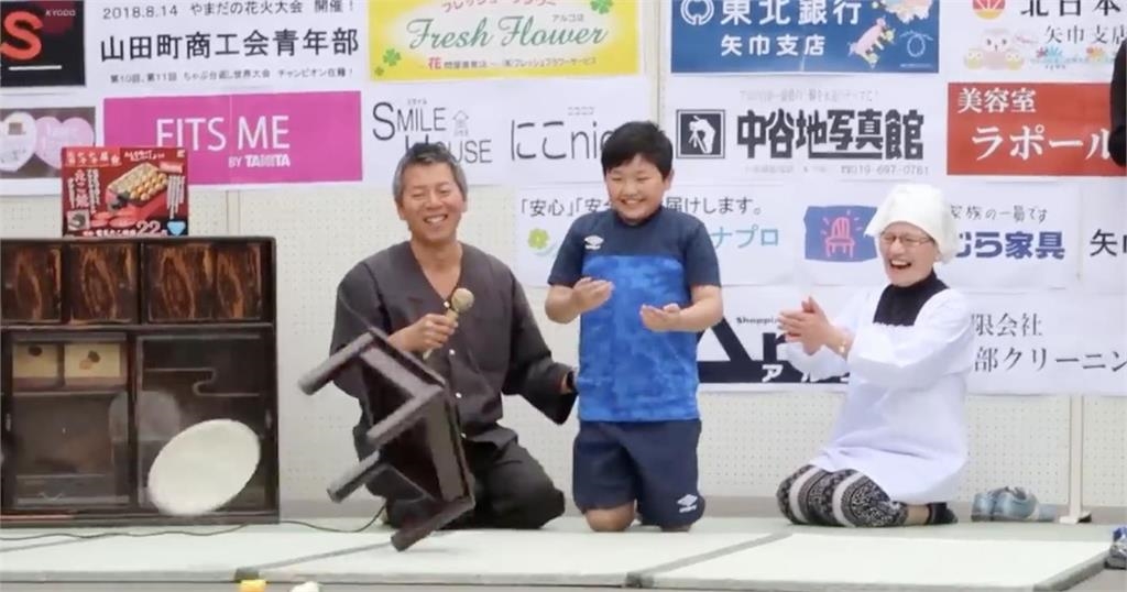 蒐奇(影)/沒有不合也要「冰的」!日本辦趣味「翻桌大賽」宣洩壓力