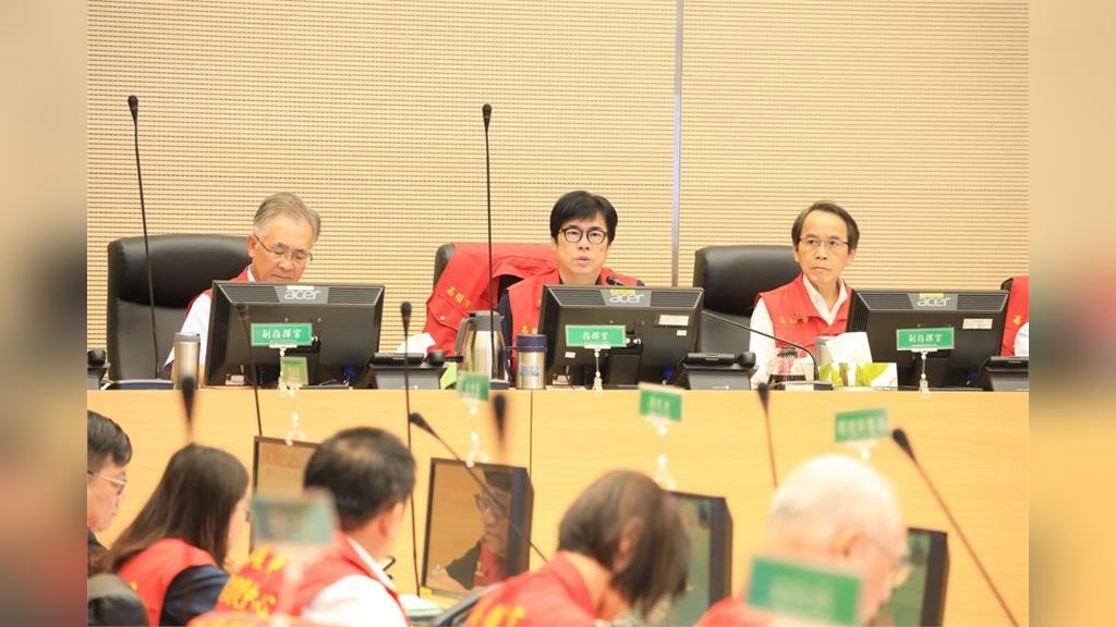 高雄正處在「颱風眼」　陳其邁急喊：別出門！很快會恢復強風豪雨