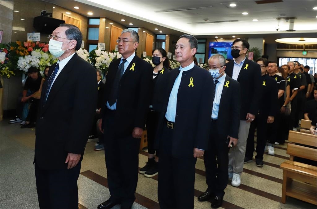 昔日華視大樂隊詹森雄老師告別式!張小燕、胡瓜風雨中送別