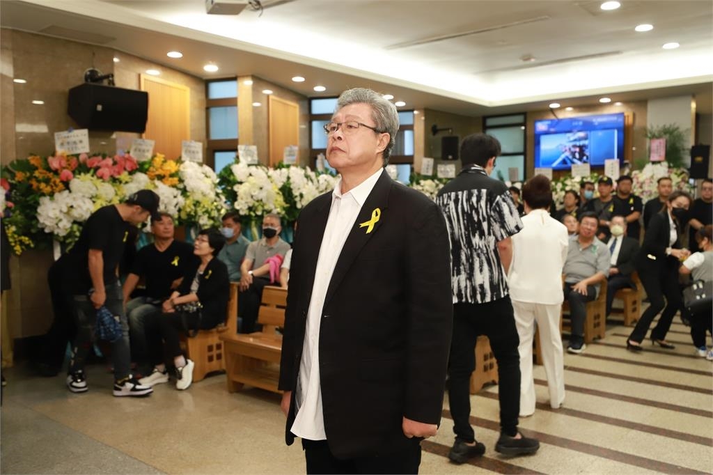 昔日華視大樂隊詹森雄老師告別式!張小燕、胡瓜風雨中送別