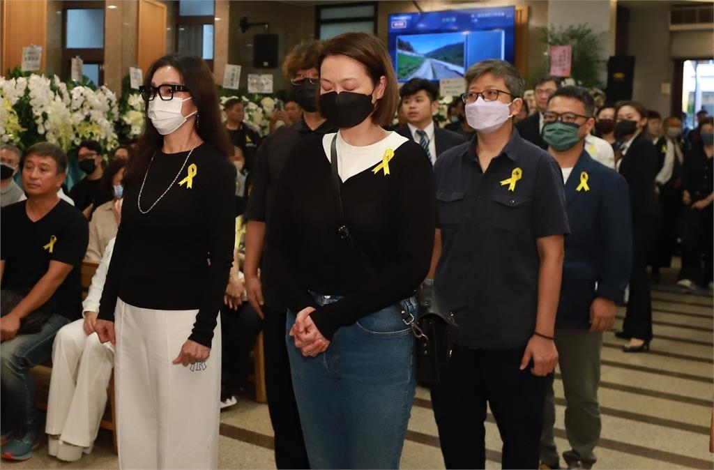 昔日華視大樂隊詹森雄老師告別式!張小燕、胡瓜風雨中送別