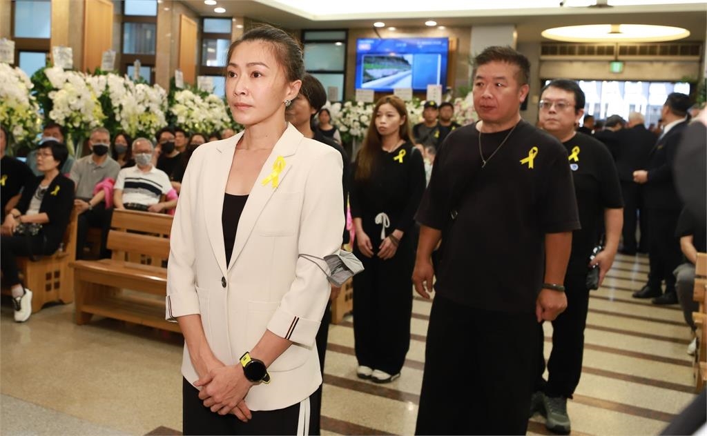 昔日華視大樂隊詹森雄老師告別式!張小燕、胡瓜風雨中送別