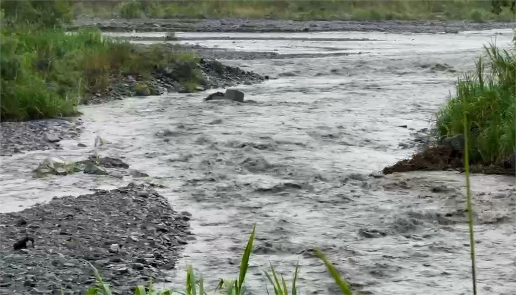 宜蘭羅東溪暴漲後改道 居民憂潰堤 路基掏空