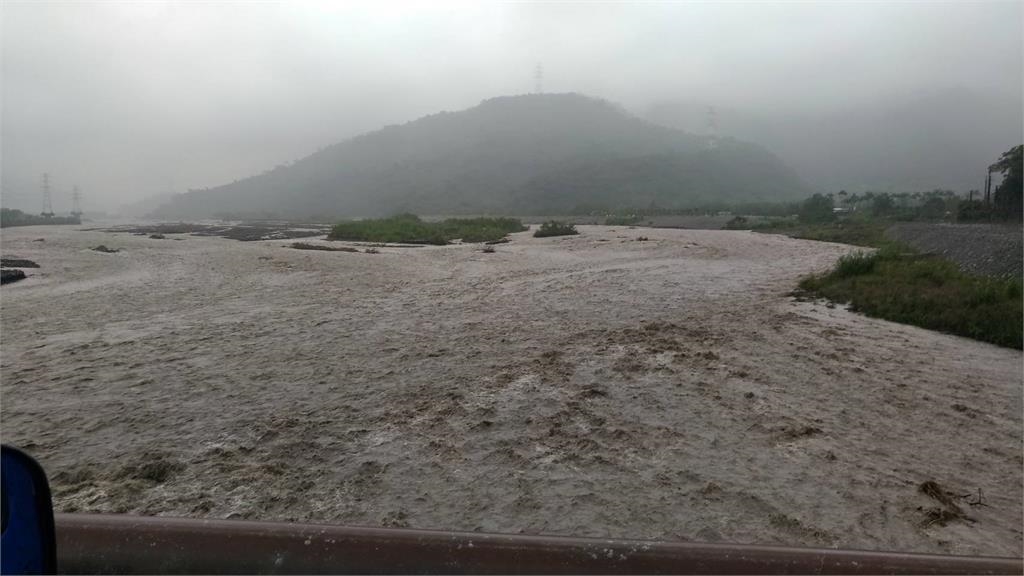 宜蘭羅東溪暴漲後改道 居民憂潰堤 路基掏空
