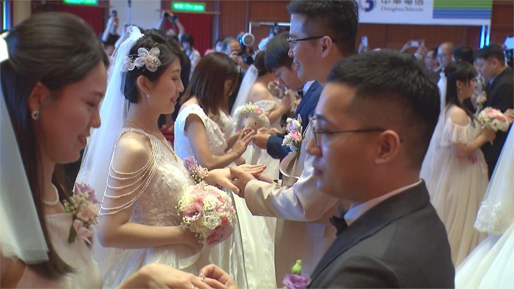 我們結婚了！　中華電信集團婚禮　「花媽」陳菊見證　送祝福