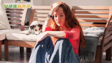 感覺快累垮了！錯過訊息就恐懼、焦慮？　研究警告：小心你的心理健康