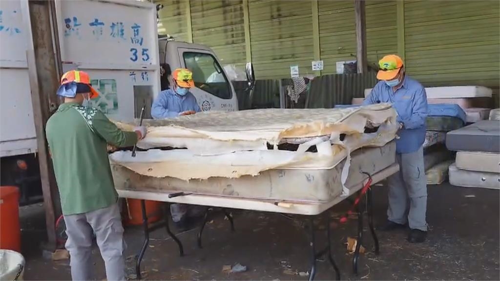 年收10萬張! 高雄環保局收廢棄床墊 明年起要收費