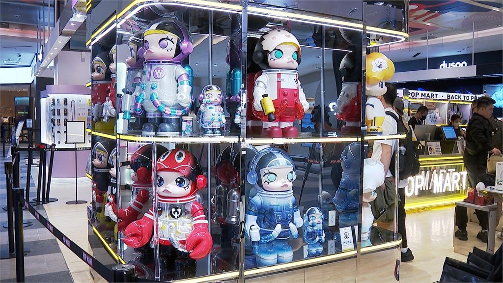 直擊西門町!這款公仔娃娃太夯「Lisa帶起風潮」東南亞旅客來台搶買