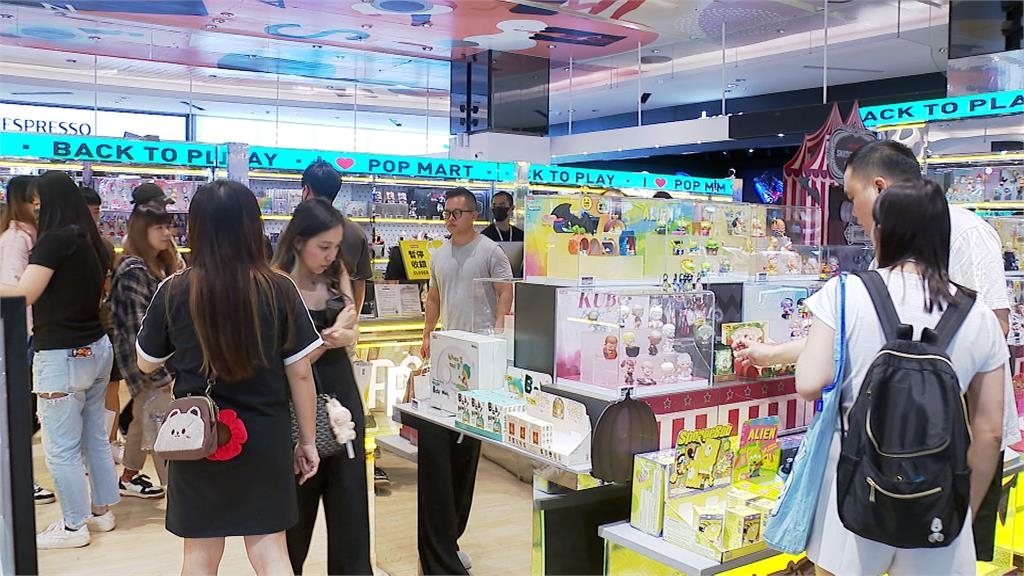 直擊西門町!這款公仔娃娃太夯「Lisa帶起風潮」東南亞旅客來台搶買