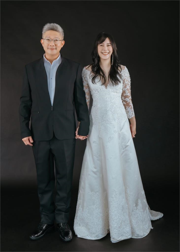 混血女明星再披「透V白紗」慶祝結婚10週年!牽手甜喊:依然願意