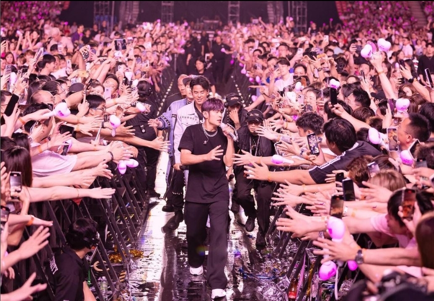 周杰倫深情彈唱「1男星」閃現搶麥!無縫切歌「超囂張」他傻眼:怎麼在這