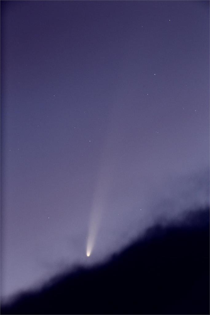 8萬年一遇超亮「紫金山彗星」出沒全台!肉眼可見「大甩尾 」手機就能拍