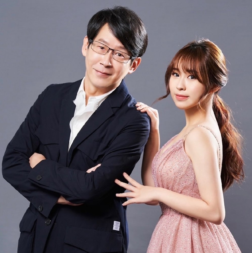 「五月天冠佑女兒」18歲轉大人!整頭「金色羊毛捲」網驚:女神卡卡