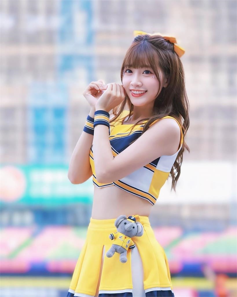 峮峮接班人「濃妝全卸」判若兩人!素顏真面目外流…網驚:太有效果