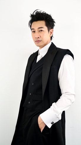 Darren邱凱偉與鍾欣凌聯袂金鐘頒獎 網友直呼互動可愛 笑曝 : 全身緊繃 比入圍還緊張