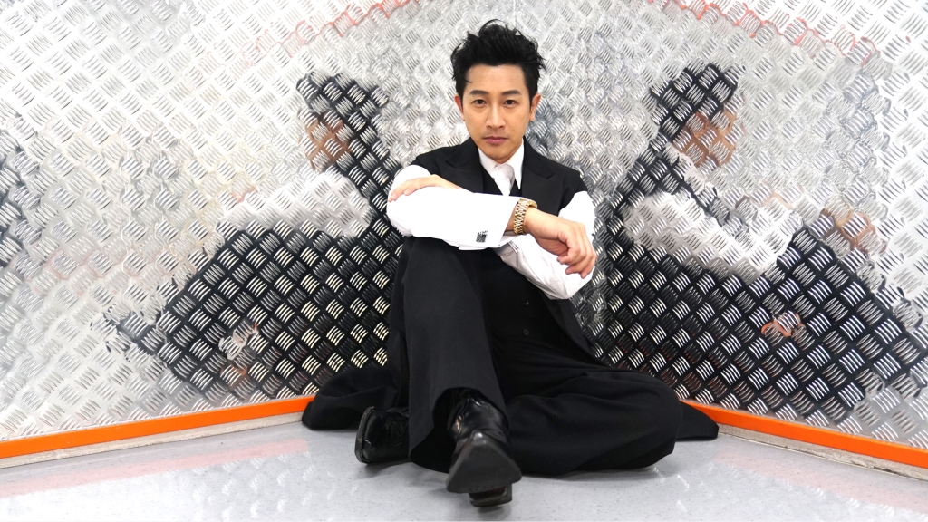 Darren邱凱偉與鍾欣凌聯袂金鐘頒獎 網友直呼互動可愛 笑曝 : 全身緊繃 比入圍還緊張