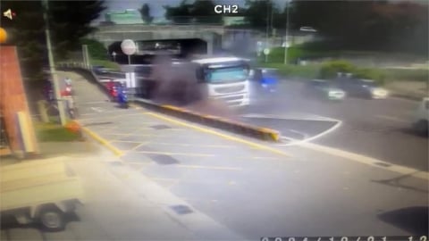 有燒焦味！　拖板車右前輪「爆炸起火」　司機幸運逃劫