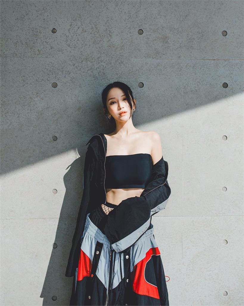 蔡瑞雪辣曬S曲線…肋骨下驚見「2詭異凹洞」!一放大嚇壞1.1萬人