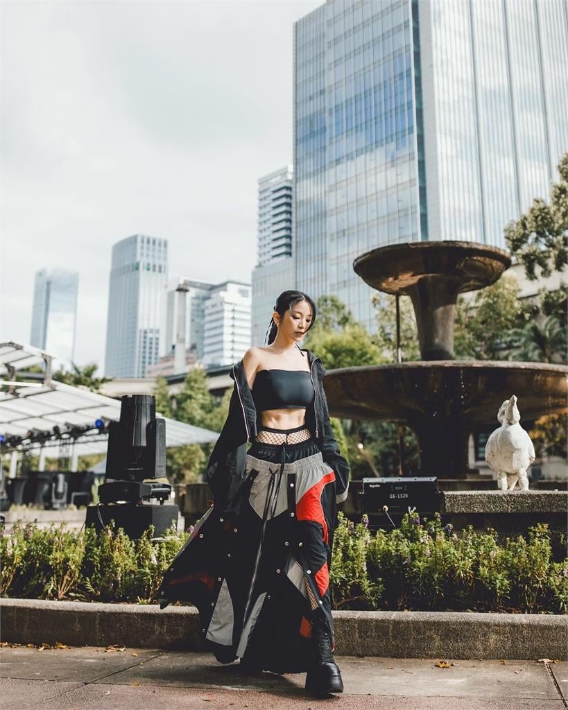 蔡瑞雪辣曬S曲線…肋骨下驚見「2詭異凹洞」!一放大嚇壞1.1萬人