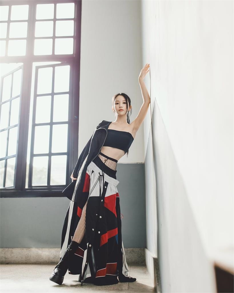 蔡瑞雪辣曬S曲線…肋骨下驚見「2詭異凹洞」!一放大嚇壞1.1萬人