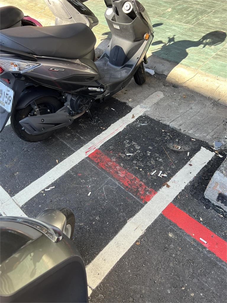 路邊停車格驚見「紅白大對決」!網看「翻轉陷阱卡」曝1關鍵:可停