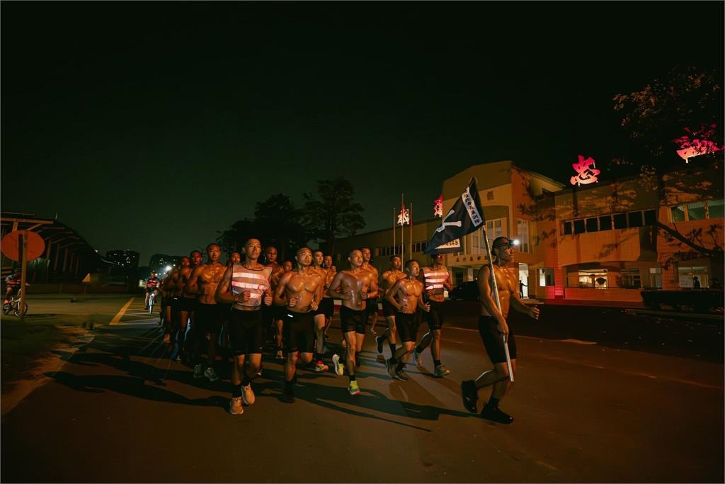 當兵就要當最強的!蛙人「浴血勇闖天堂路」魔鬼畫面曝…尖石割全身家屬落淚