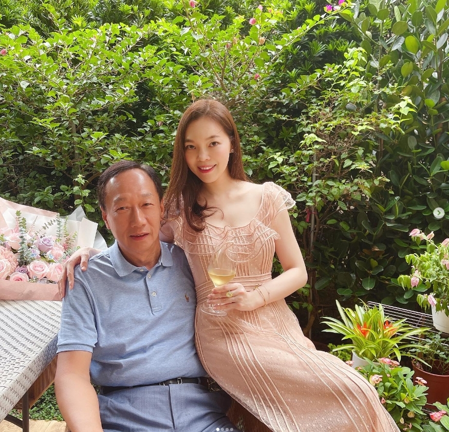 男星婚禮同框「郭台銘愛妻」狂讚值得學習!竟遭網酸「學炫富嗎」反擊了