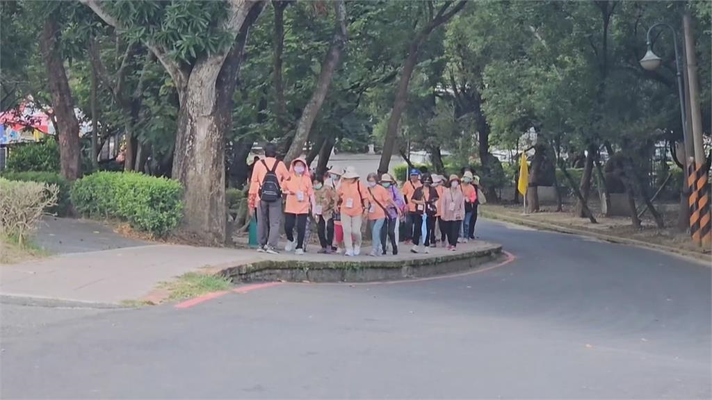 青銀童樂公益健走　學童攜手長輩走向大自然