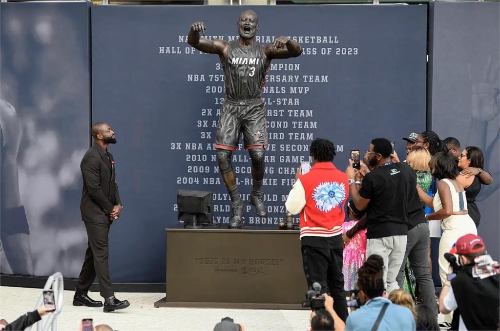 NBA(影)/「閃電俠」魏德雕像揭幕!本人認證超不像當場笑問:這哪位?