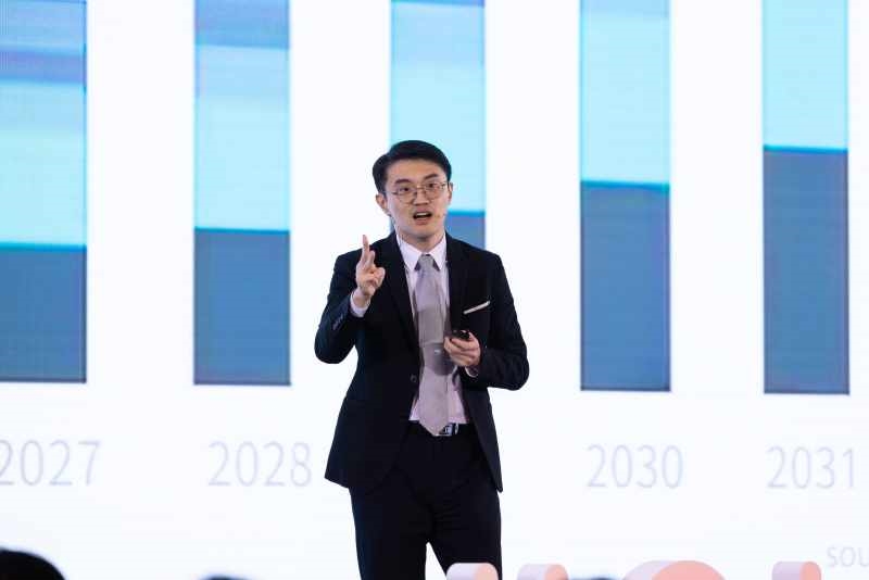 楊仕安院長在海芙電音雙波上市發表會上，分享非侵入式抗衰療程趨勢與發展