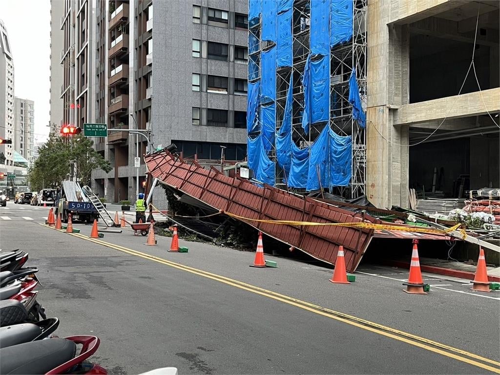 快新聞／康芮風超強！　新店公車倒退嚕下山「北投小吃店招牌、圍籬遭吹壞」