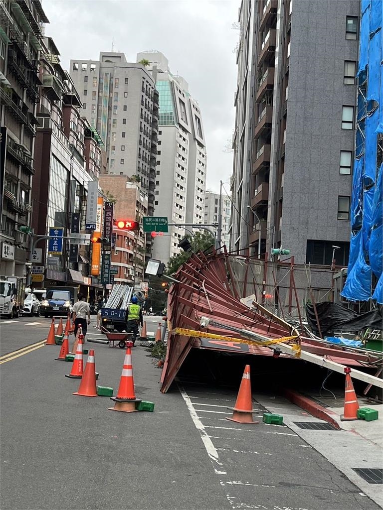 快新聞／康芮風超強！　新店公車倒退嚕下山「北投小吃店招牌、圍籬遭吹壞」