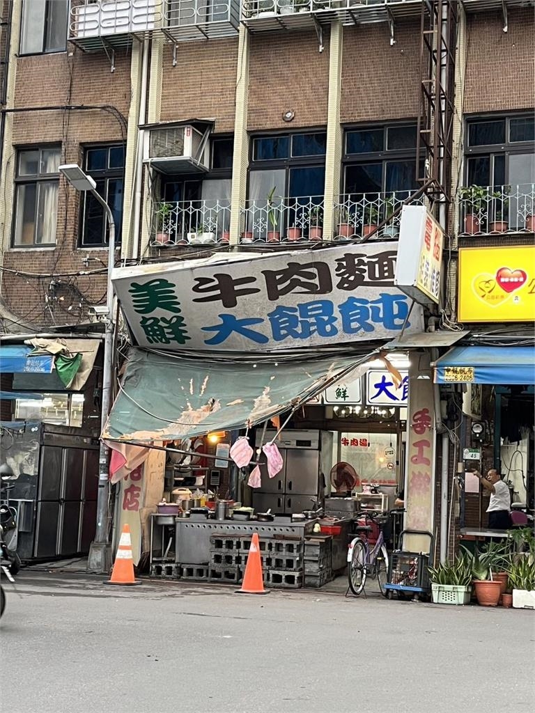 快新聞／康芮風超強！　新店公車倒退嚕下山「北投小吃店招牌、圍籬遭吹壞」