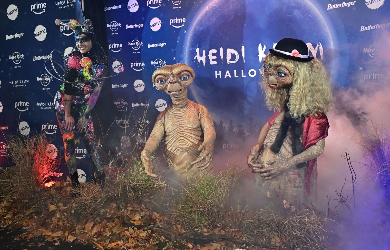 萬聖節女王海蒂克隆（右）再次搞怪變裝，把自己搞成面目全非，跟老公湯姆（左）一起變裝成E.T.外星人。（東方IC）